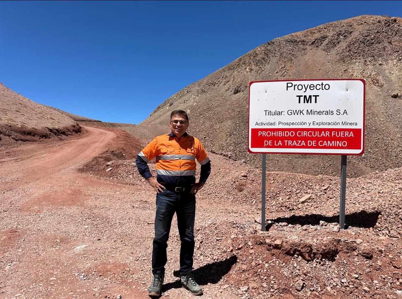 Director General, Arvind Misra, a la entrada del proyecto TMT