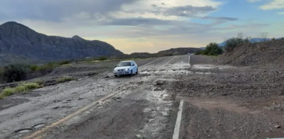 Vista de la Ruta 40 norte en San Juan, una carretera clave para la logística minera.