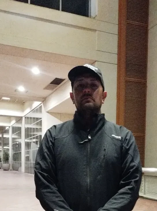 Ítalo Navarro, líder de la protesta, saliendo del Centro Cívico de San Juan tras la reunión sobre el conflicto de proveedores con minera Vicuña.