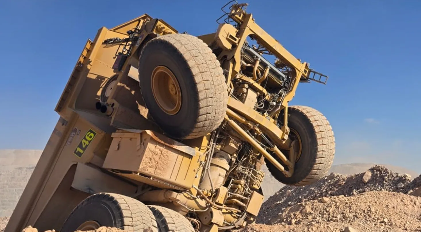 Camión minero autónomo de BHP volcado en el desierto de Atacama, en Minera Escondida.