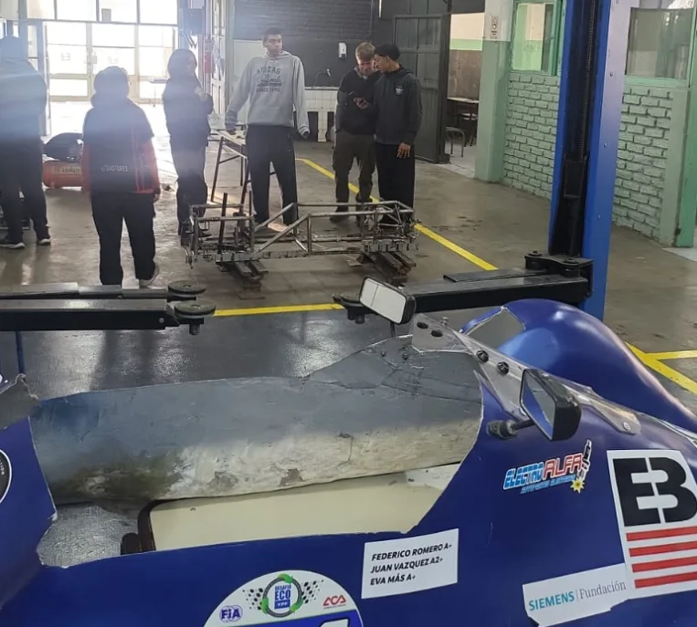 Docentes y alumnos de la Escuela Boero de San Juan revisan los avances del proyecto de electromovilidad YPF ECO.