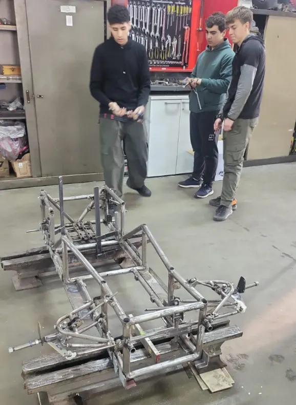  Alumnos de la EPET N°1 Boero de San Juan trabajando en el chasis del auto eléctrico para la competencia YPF ECO.