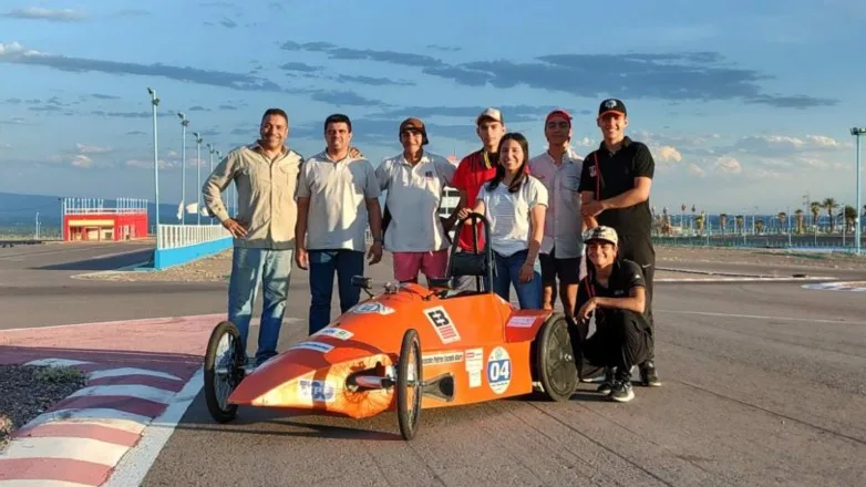 Estudiantes sanjuaninos de la Escuela Boero Paulo Coca, Nicolás Martín, Maximiliano Elizondo, Lucas Miranda, Paula Ranz, Lautaro Cárdenas cuando obtuvieron el primer puesto en el concurso nacional Desafío Eco YPF en 2022