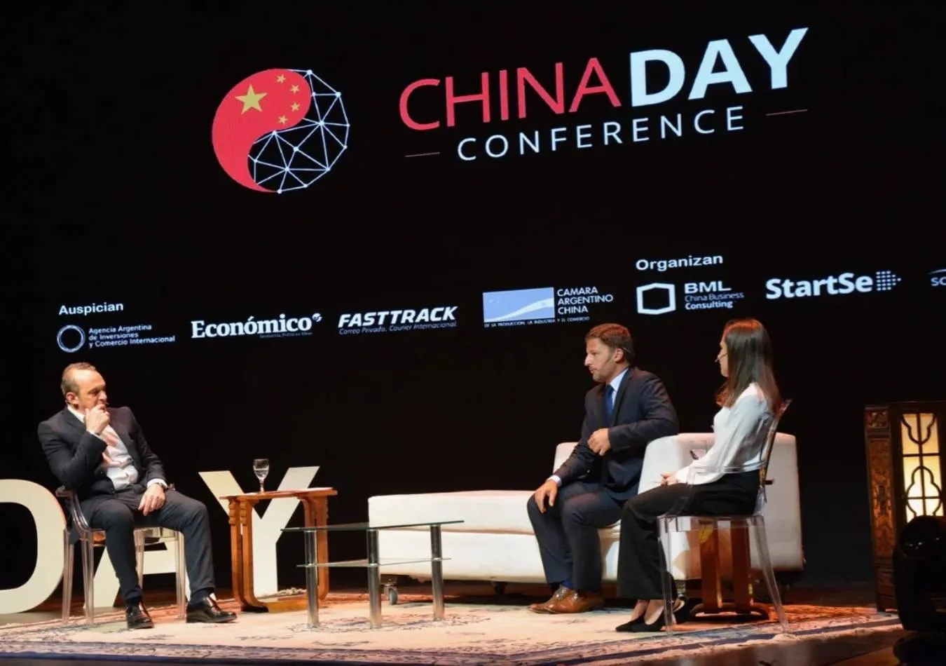 Panel de expertos y audiencia en un evento anterior de China Day, discutiendo sobre e-commerce y negocios con China.