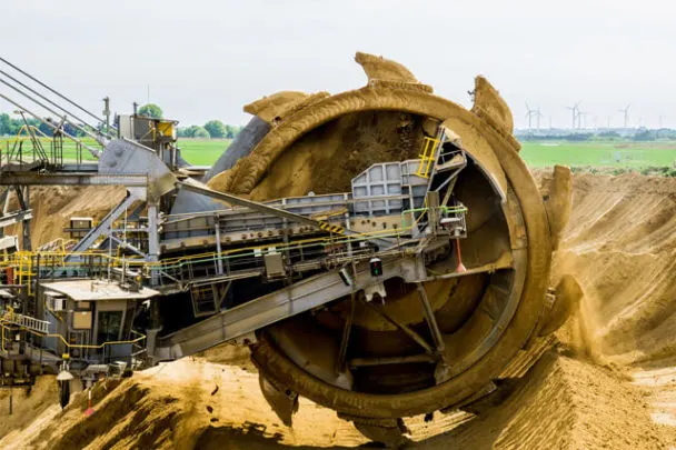 Primer plano detallado de la rueda de cangilones de la excavadora Bagger 293, mostrando el diseño y tamaño de las cucharas excavadoras.