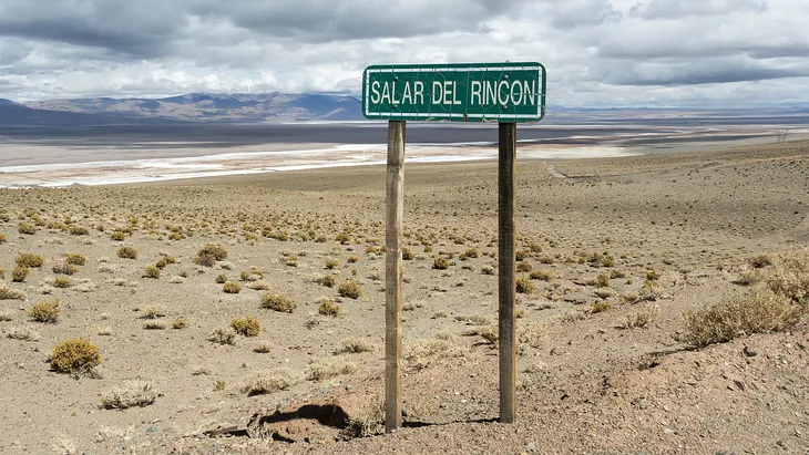 Vista panorámica del Salar del Rincón en la Puna salteña, mostrando la extensión del yacimiento de litio a más de 3.800 metros de altura.