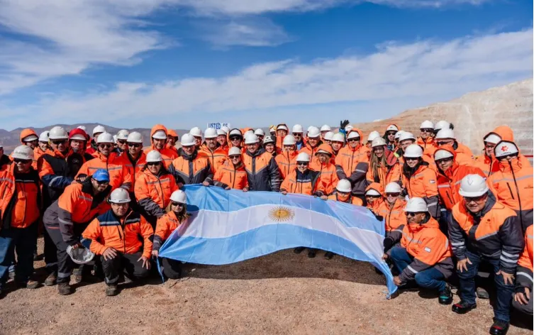 Trabajadores masculinos en un entorno minero o industrial, reflejando la alta masculinidad del sector.