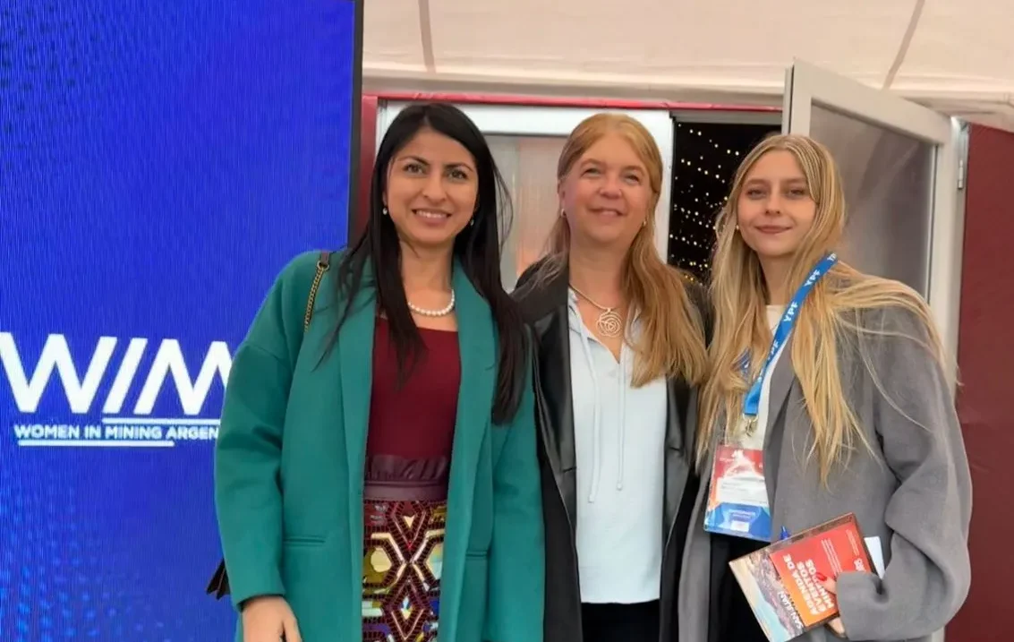 Laura Hernández (presidenta de WIM Argentina), y Jimena Barry, responsable de comunicación de WIM, junto a María Cecilia