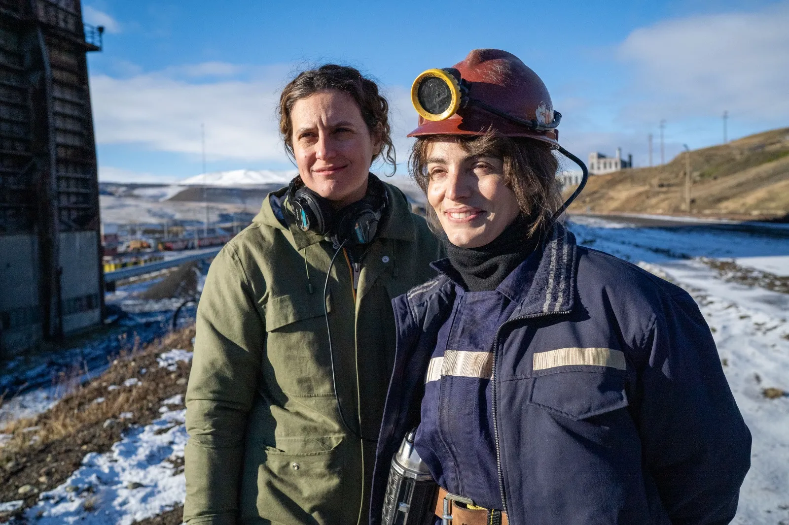 Agustina Macri y Lux Pascal en el set de filmación de "Miss Carbón" en la Patagonia, rodeadas de nieve y equipo de rodaje.
