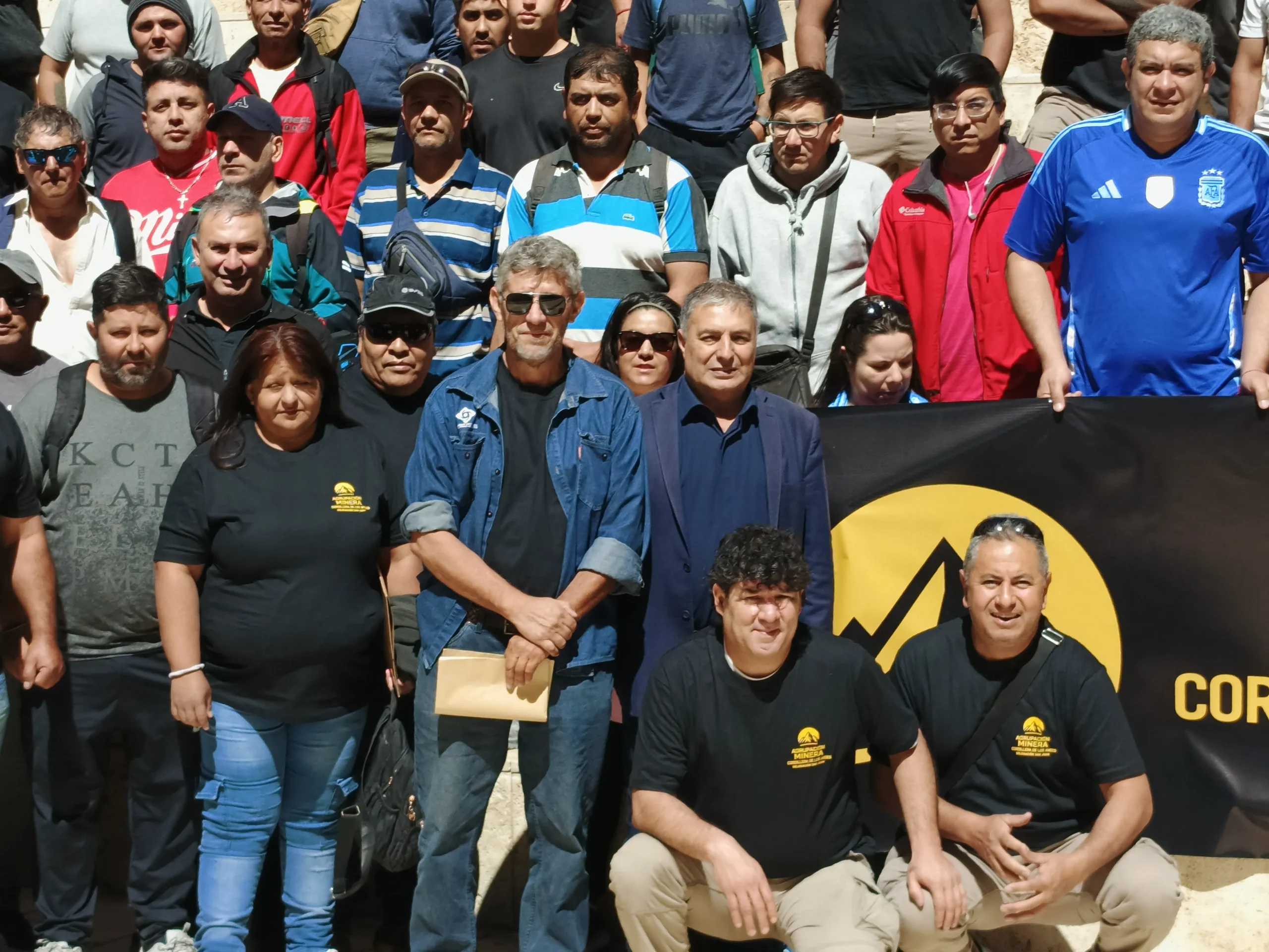 Trabajadores mineros de San Juan reunidos . En el centro Patricio Páez y a su derecha el representante legal Roberto Correa Esbry