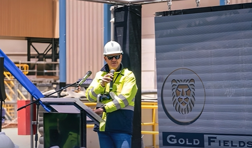 Mike Fraser, CEO de Gold Fields, hablando en un atril durante el evento de inauguración de la mina Salares Norte en Chile.