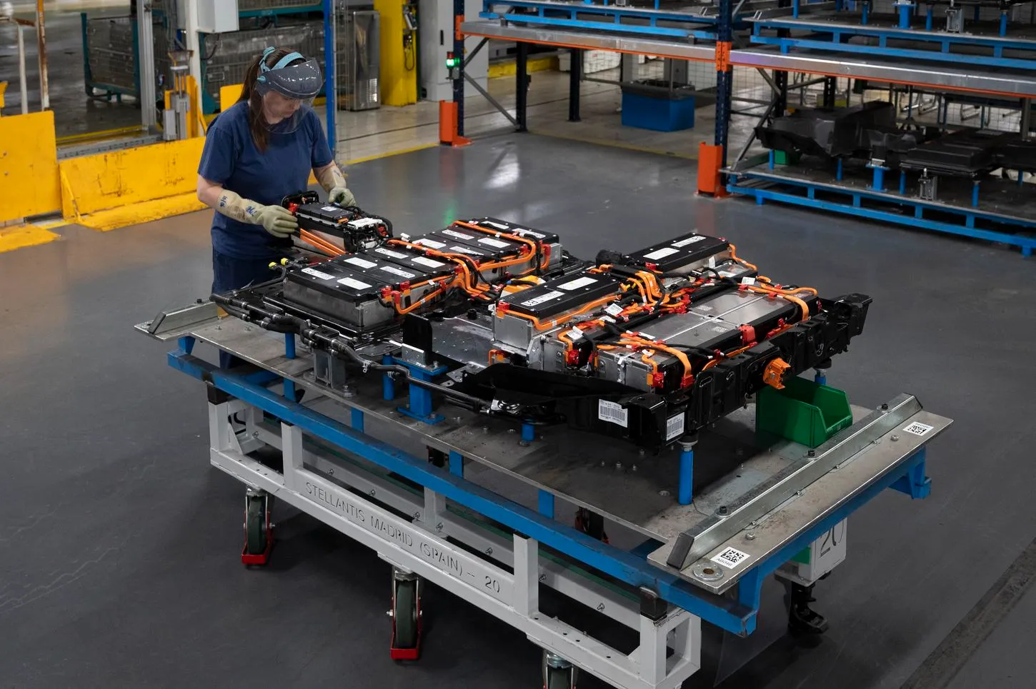 Operario montando un estructura con baterías de litio para automóviles.