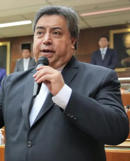 Retrato de Eduardo Cabello, dirigente de UOCRA y CGT San Juan, hablando durante una entrevista.