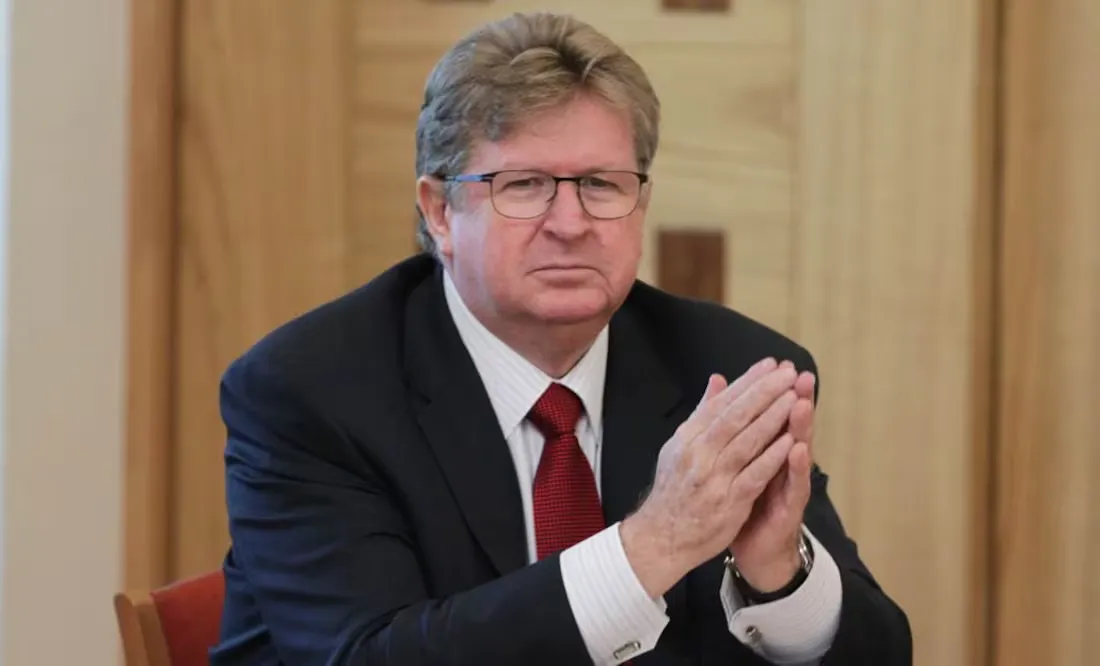 Retrato de Germán Larrea, dueño y CEO de Grupo México, con una expresión seria y profesional.