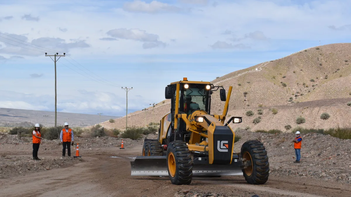 Vista de un proyecto minero en la cordillera de San Juan, con operarios y maquinaria.