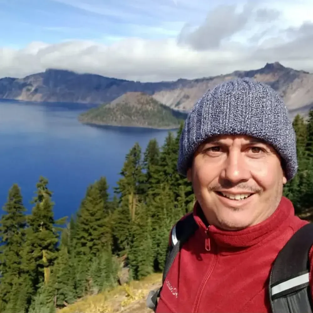 Retrato del Dr. Walter Báez, director del Grupo VOLGRYM, experto en volcanología y su aplicación a la minería.