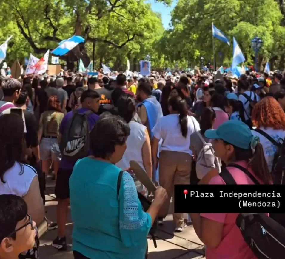 Vista panorámica de la masiva movilización del Mendozazo Agua Proyecto San Jorge en las calles de Mendoza, Argentina