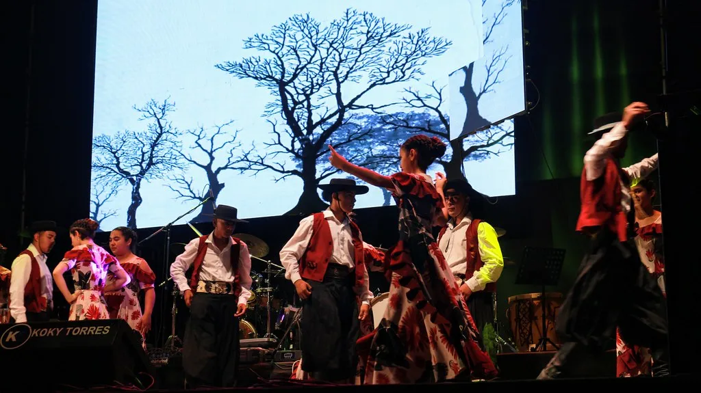 Grupo de baile folclórico actuando en el escenario principal de la Fiesta del Obrero Minero y la Minería.