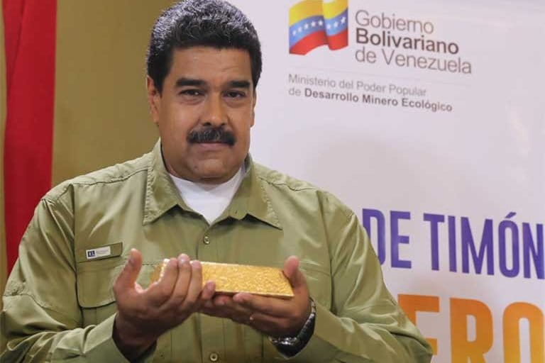 Nicolas Maduro con barra de oro en sus manos