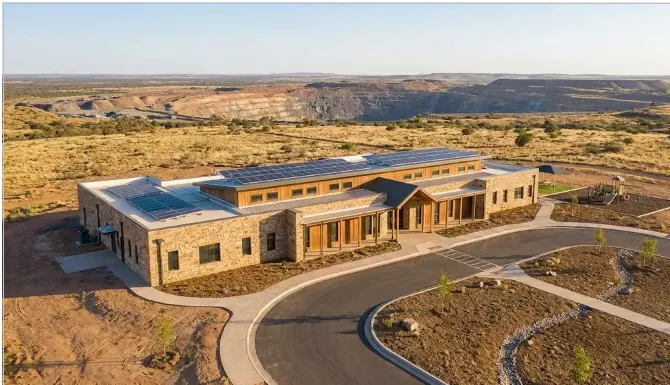 Escuela moderna y centro de salud construidos como parte de un programa de impacto social minero.