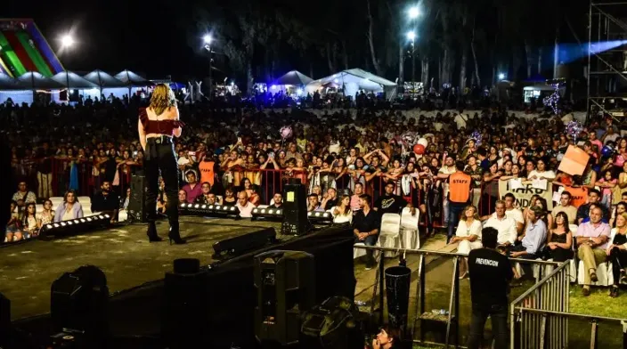 Vista de la celebración de la Fiesta del Obrero Minero y la Minería en ediciones anteriores, mostrando la afluencia de público.