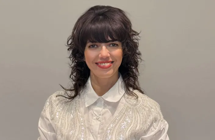 Dra. Karina Viñas analizando el liderazgo femenino minería 2026 y expansión regional.