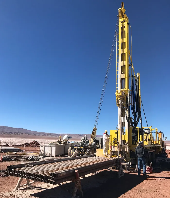 Equipo de perforación en una faena en Salta