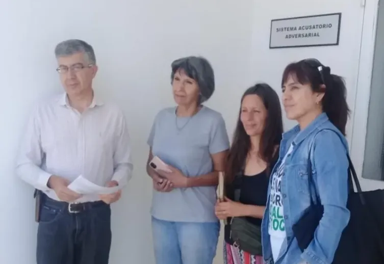 Saúl Zeballos junto a otros integrantes de la asamblea Jáchal No se Toca"