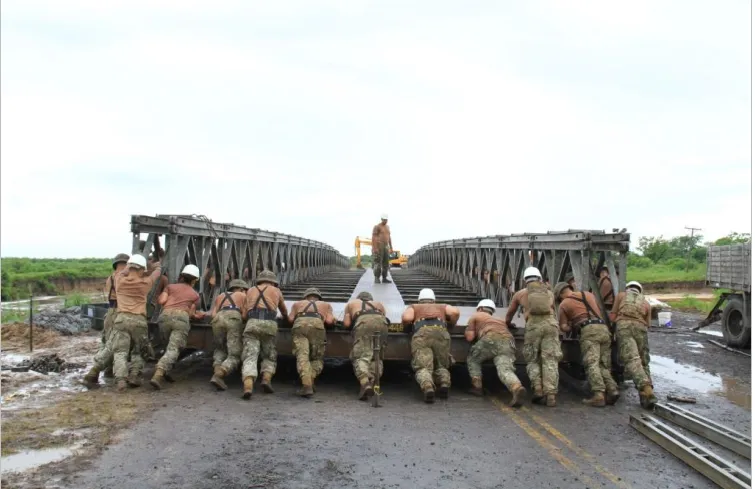 El tipo de puente Bailey solicitado como solución provisoria para el paso de camiones mineros.