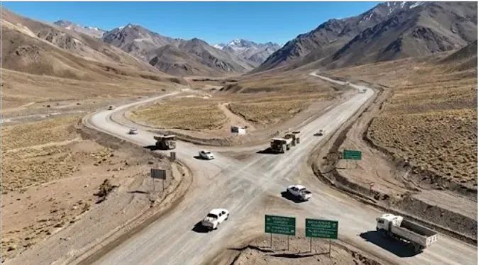 Camiones en ruta de alta montaña conectando yacimientos.Imagen ilustrativa de ACERO Y ROCA