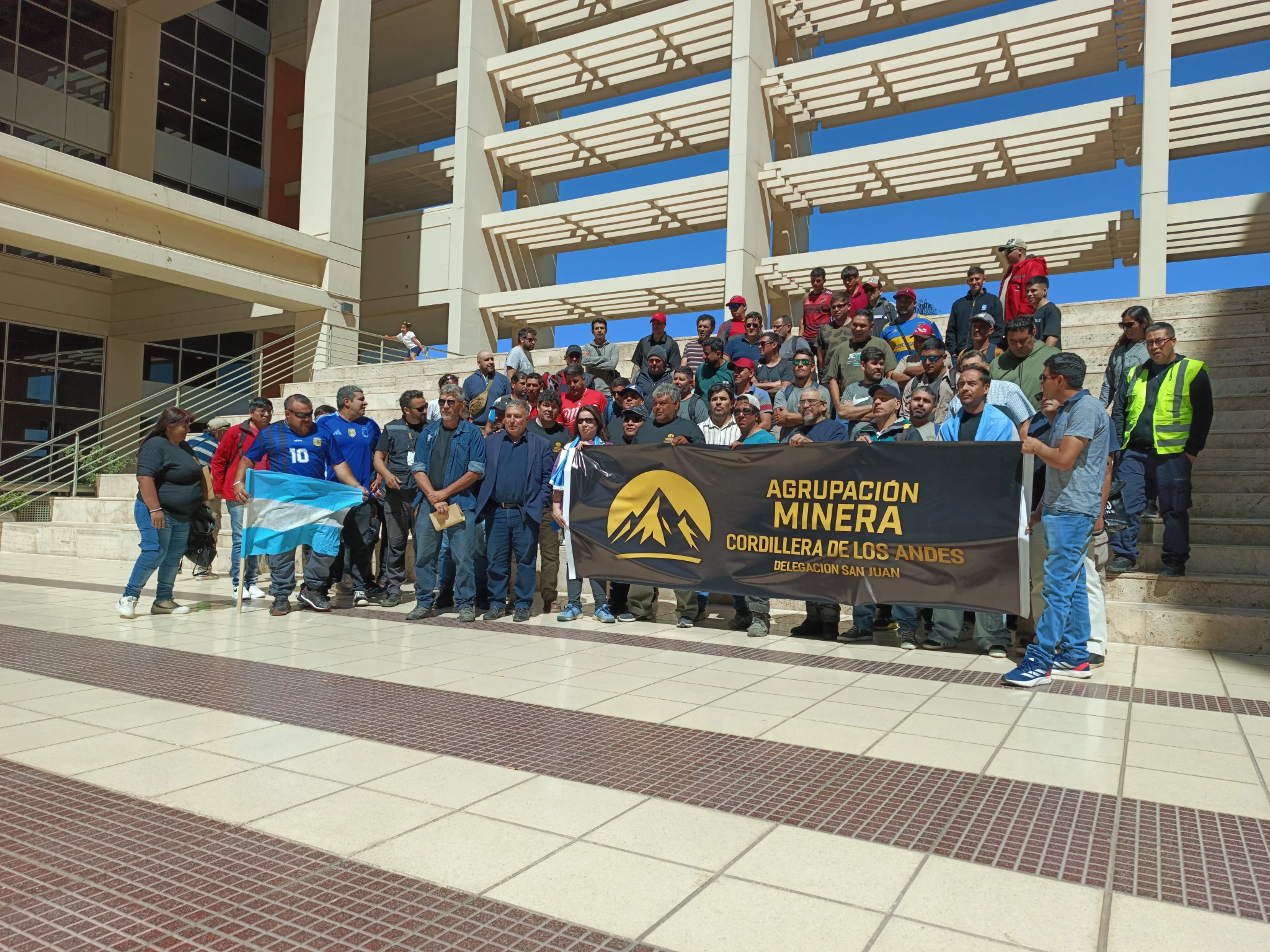 Vista de los miembros de la Agrupación Minera en la plaza seca, centro de su organización y reclamos.
