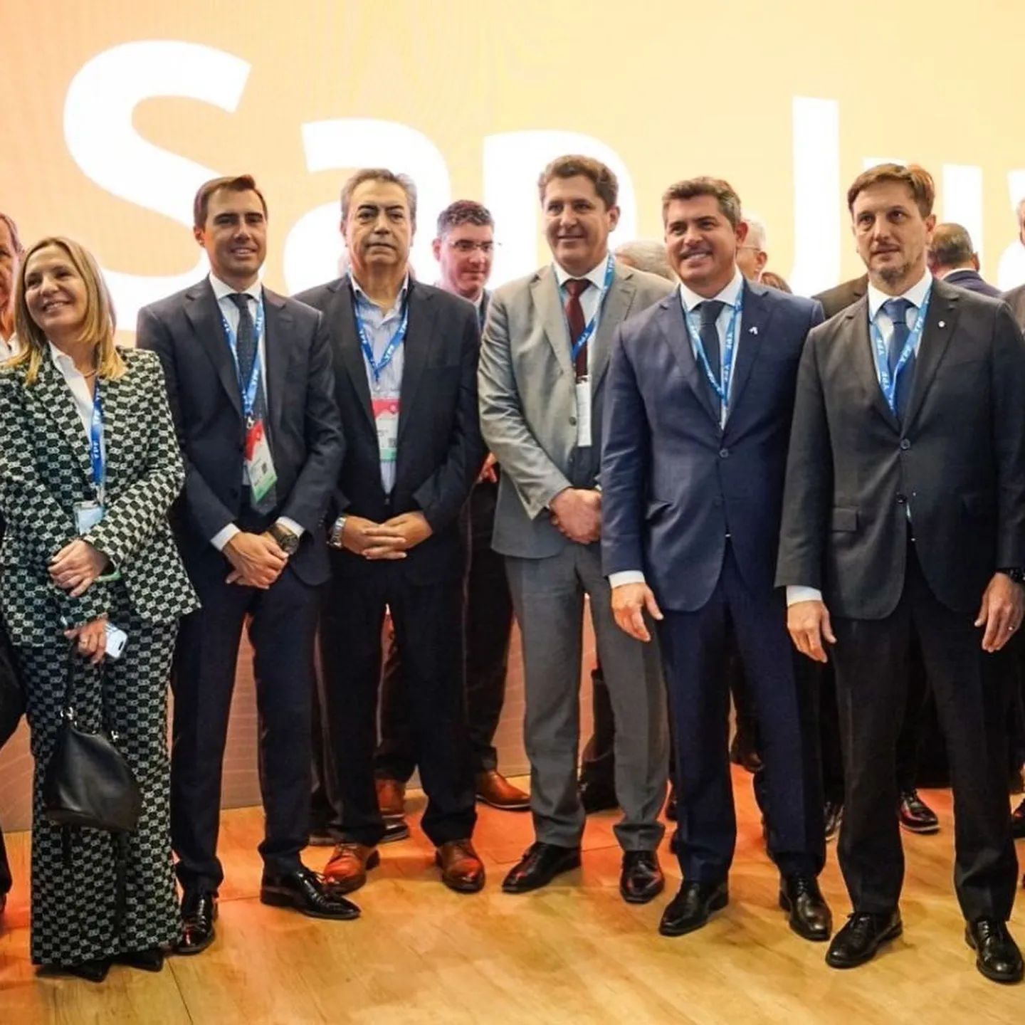 Luis Rueda y autoridades en feria minera ARMINERA 2025. 