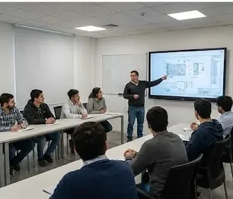 Equipo de trabajo participando de una capacitación. Imagen ilustrativa de ACERO Y ROCA