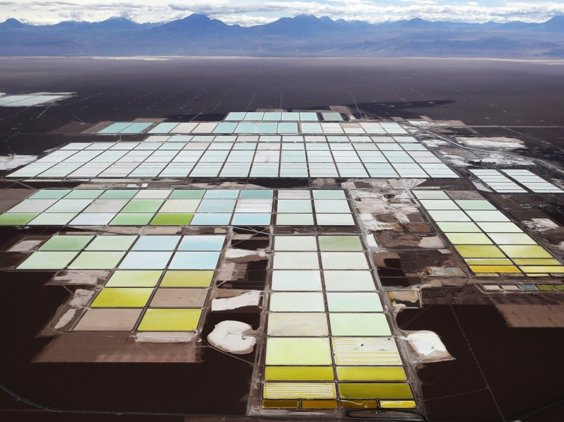 Vista aérea de piletras de evaporación de litio en Chile SQM.
