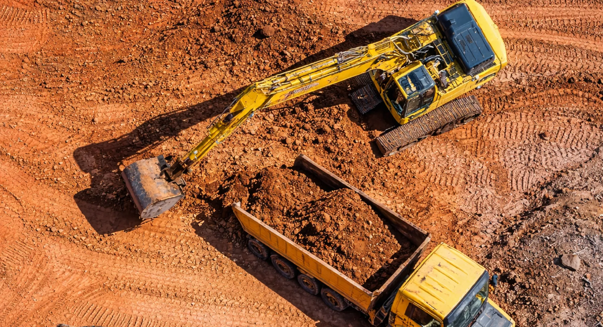 Camiones en plena faena en una operación minera.
