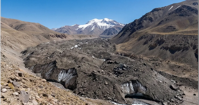 Glaciar de escombros en los Andes áridos.