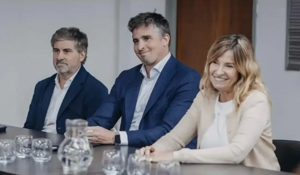 El nuevo presidente de la Cámara minera José Morea en el centro flanqueado por su vicepresidente Marcelo Álvarez y la Directora ejecutiva Sandra Barceló.