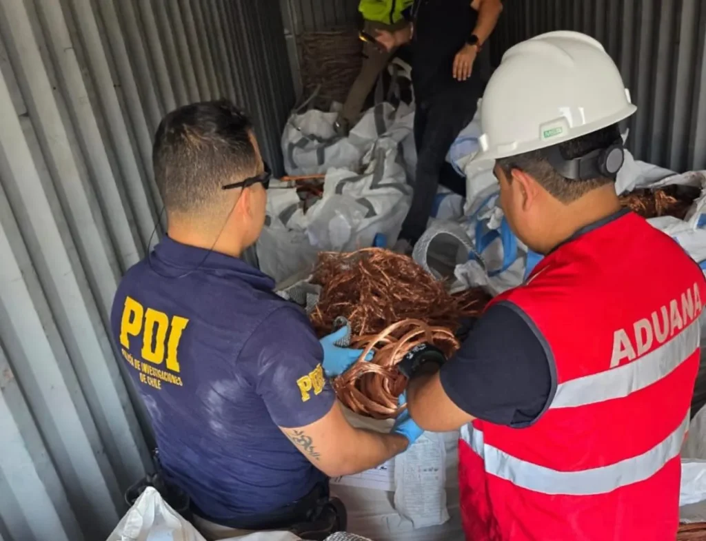 Policías controlando el cobre incautado.