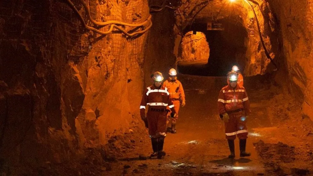 Mineros controlando dentro de una mina subterránea en San Cruz.