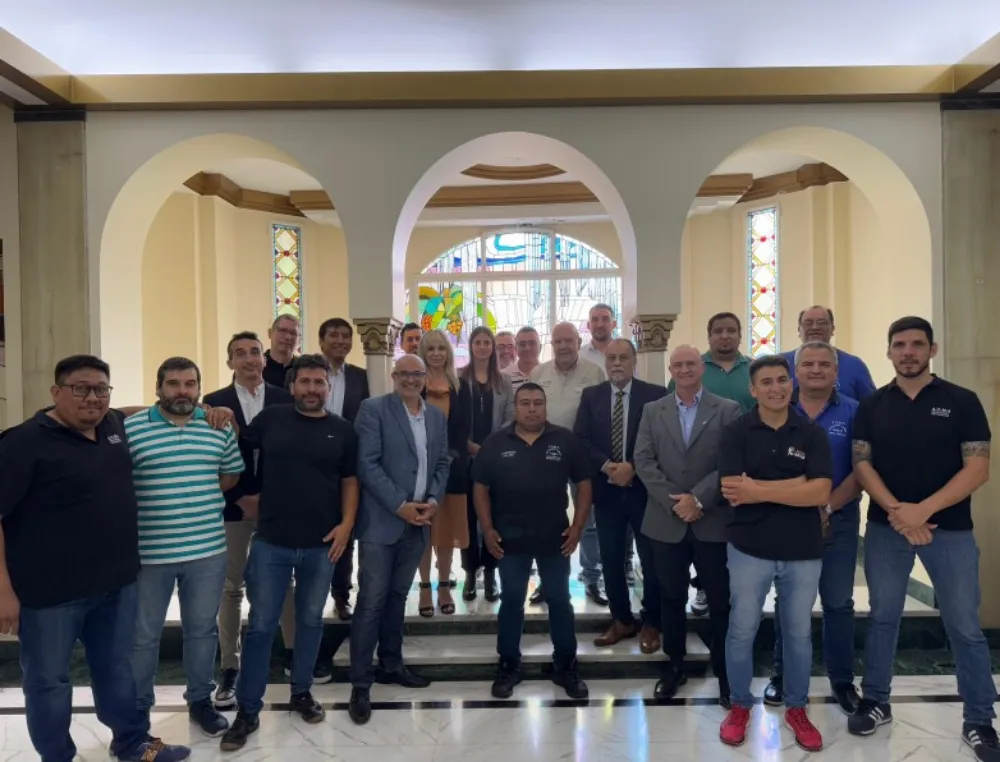 Equipo técnico interdisciplinario trabajando en prevención de riesgos en minería.