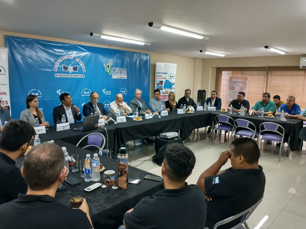 Docentes e investigadores trabajando en elaboración de documentos técnicos de seguridad minera.