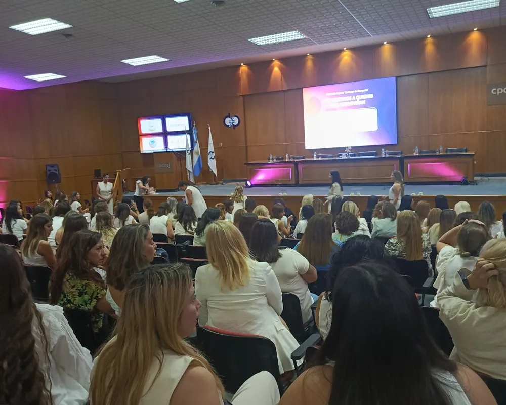 Fotografía del escenadio del del Consejo Profesional de Ciencias Económicas durante el evento Mision de Mujeres de la Fundación Mujeres en la minería.