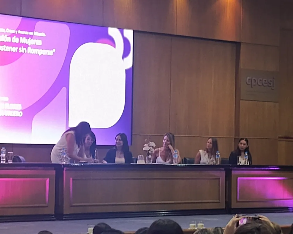 Fotografía del escenadio del del Consejo Profesional de Ciencias Económicas durante el evento Mision de Mujeres de la Fundación Mujeres en la minería. Durante la firma del convenio entre la universidad el congreso, universidad siglo XXI y clínica el castaño